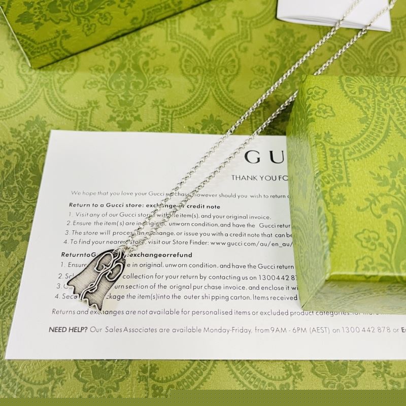 G*u*i necklaces